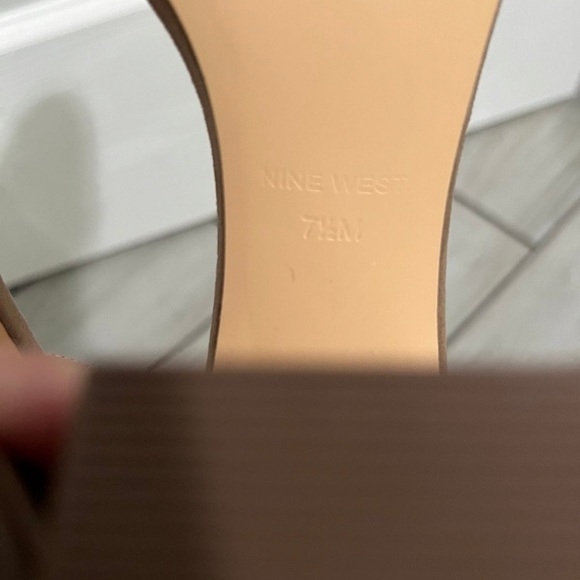 Nine West Abrah Faux Suede Tan Heel
Open Toe Ankle Strap Sandals Sz 7.5 NWOT - Picture 5 of 11